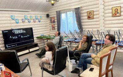 Совместный труд, киноклуб и молитва